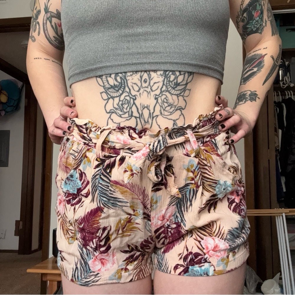 Jolt • Light Blue Floral Shorts w Belt • Women’s Size Medium - Picture 9 of 9